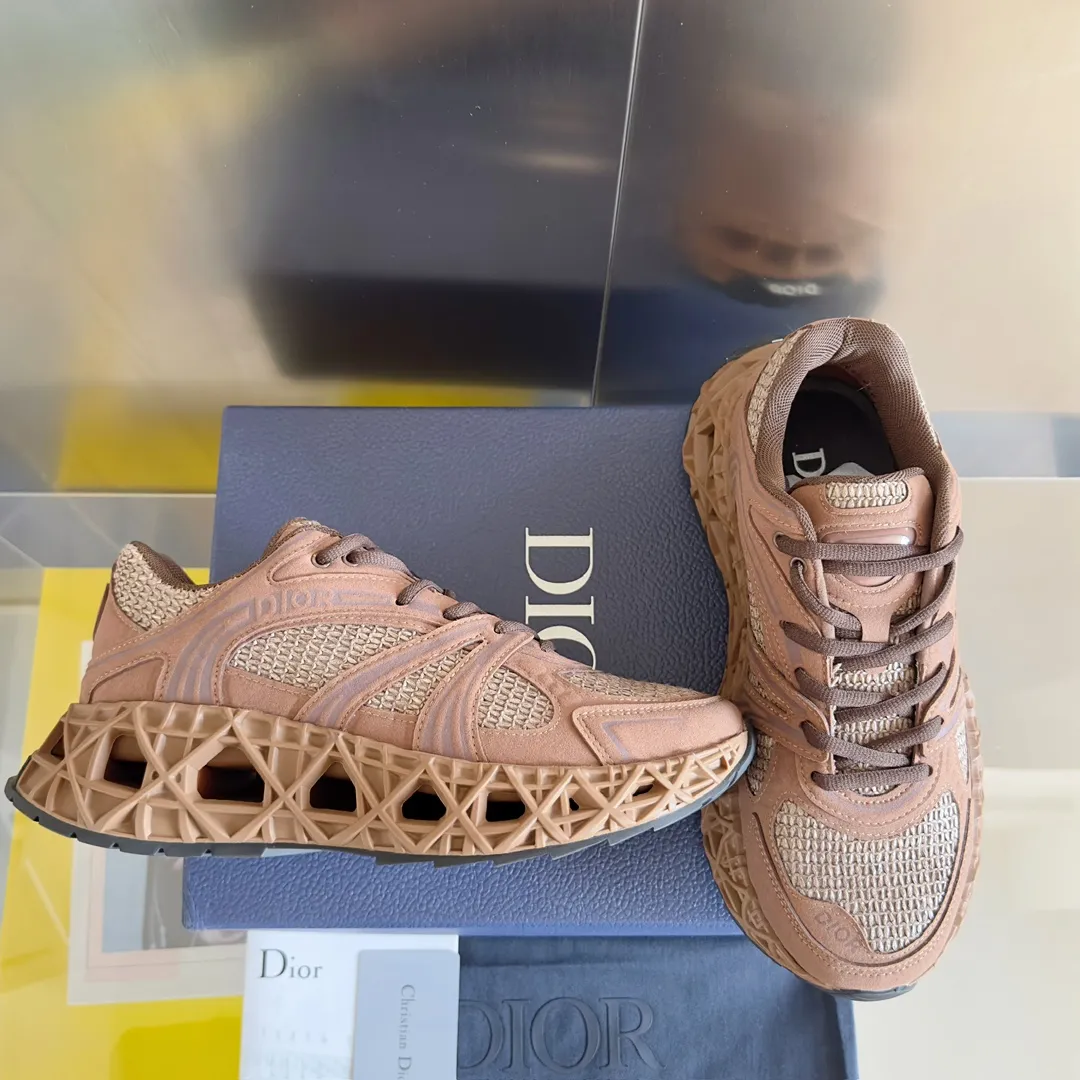 【DIOR】P:800💰 Men's 39-44. (Male 45.46 custom-made) Dior kawa Dior joint 2025ss casual sports shoes‼ ️ Reinterpret running shoes with dior’s haute couture style. b35 is made of fine-textured leather and mesh fabric materials. It can be worn in all seasons, is comfortable and breathable, and has many lines on the shoe body to outline details. It has a full retro three-dimensional feel and can create a casual look all year round!